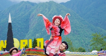 Đến Fansipan 'bay giữa ngàn hoa' và phiêu cùng show nghệ thuật 'Chuyện tình Đỗ Quyên'