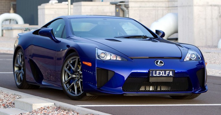 Lexus LFA: G&acirc;y ấn tượng với c&ocirc;ng ch&uacute;ng khi ra mắt v&agrave;o năm 2011. LFA c&oacute; động cơ V10 mạnh mẽ b&ecirc;n dưới mui xe. Với c&ocirc;ng suất 563 m&atilde; lực, đ&acirc;y l&agrave; một trong những chiếc xe thể thao sử dụng động cơ V10 lớn nhất từ trước đến nay.
