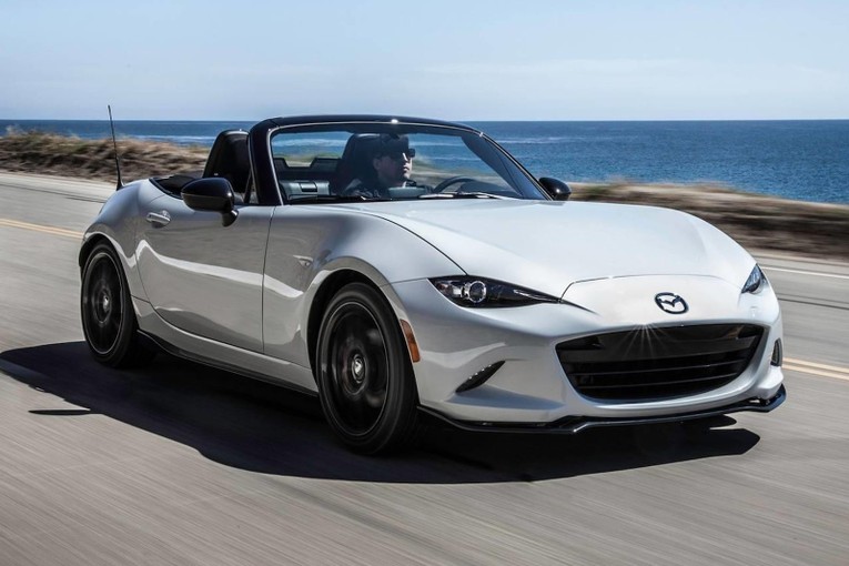 Mazda MX-5 Miata: Năm 1989, Mazda giới thiệu một mẫu xe thể thao mới. Chiếc roadster nhỏ b&eacute; n&agrave;y đ&atilde; g&acirc;y ấn tượng với nhiều người bằng cảm gi&aacute;c l&aacute;i th&uacute; vị v&agrave; thực tế l&agrave; n&oacute; c&oacute; gi&aacute; thấp hơn một nửa so với gi&aacute; của hầu hết c&aacute;c mẫu xe thể thao ch&acirc;u &Acirc;u. Hơn ba thập kỷ sau, Miata vẫn l&agrave; một trong những mẫu xe phổ biến nhất của Mazda v&agrave; vẫn giữ nguy&ecirc;n c&ocirc;ng thức đ&atilde; biến n&oacute; trở th&agrave;nh mẫu xe thể thao hai chỗ b&aacute;n chạy nhất từ trước đến nay.