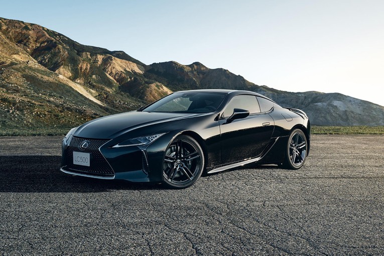 Lexus LC500: Đ&acirc;y l&agrave; chiếc xe du lịch lớn được Lexus sản xuất từ năm 2017. C&oacute; hai loại LC l&agrave; LC500 v&agrave; LC500h. LC500 đi k&egrave;m với động cơ V8 5,0 l&iacute;t, c&ograve;n LC500h sử dụng hệ dẫn động hybrid, với tốc độ tối đa 250 km/giờ, một trong những động cơ hybrid nhanh nhất hiện nay.