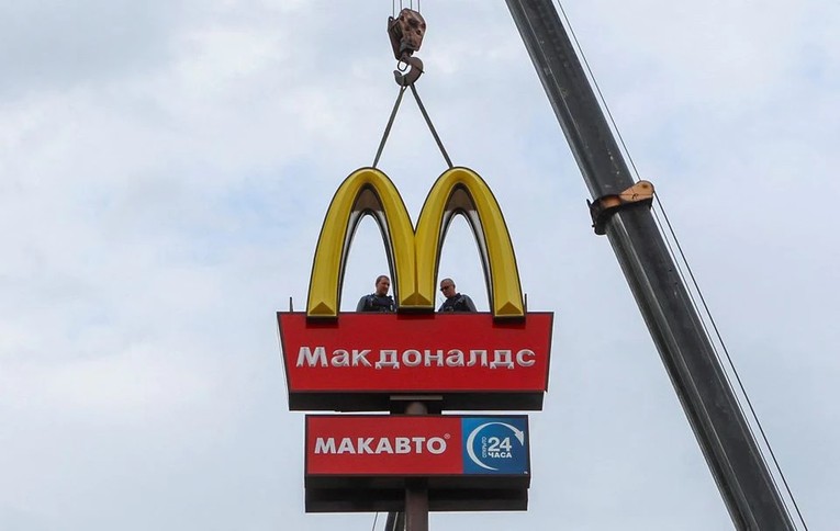 Logo McDonald&amp;amp;amp;apos;s tại một cửa h&agrave;ng ở Nga được c&aacute;c c&ocirc;ng nh&acirc;n th&aacute;o dỡ, ng&agrave;y 8/6. Ảnh: Reuters