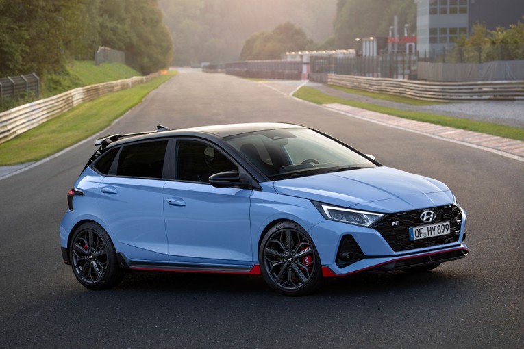 Hyundai i20N: Tạp ch&iacute; xe danh tiếng của Anh Top Gear từng chấm điểm mẫu xe n&agrave;y cao hơn 26 mẫu xe thể thao nhanh nhất, mạnh nhất tr&ecirc;n thế giới ra mắt trong năm 2021. &amp;amp;amp;quot;Nhỏ, nhanh, rẻ, Hyundai i20 N l&agrave; của hiếm trong một rừng xe hiệu suất cao ng&agrave;y một đắt đỏ ng&agrave;y nay&amp;amp;amp;quot; l&agrave; nhận định của Top Gear.