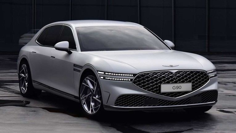 Genesis G90: Chiếc xe hướng đến sự sang trọng v&agrave; được thiết kế để tạo cảm gi&aacute;c như đang ngồi tr&ecirc;n một chiếc Rolls-Royce Ghost nhưng gi&aacute; thấp hơn rất nhiều. Xe được trang bị những t&iacute;nh năng cao cấp, bao gồm cửa đ&oacute;ng mở bằng điện, v&ocirc; lăng điều chỉnh tự động...