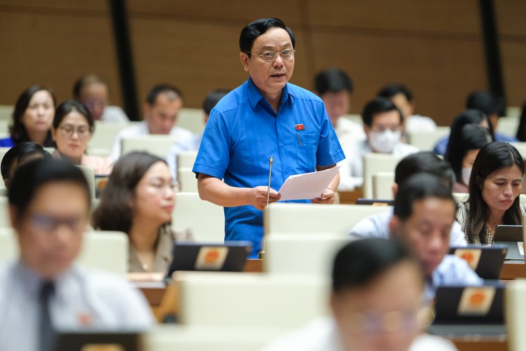 Đại biểu Ho&agrave;ng Đức Thắng, Đo&agrave;n ĐBQH tỉnh Quảng Trị tại phi&ecirc;n họp. Nguồn: Cổng th&ocirc;ng tin điện tử 555win tải app.