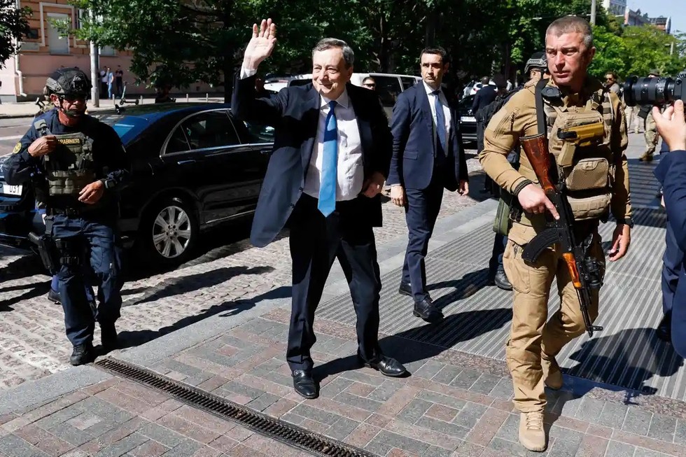 Phiên bản chính thức của 555Win Italy Mario Draghi đến kh&aacute;ch sạn ở thủ đ&ocirc; Kiev, Ukraine. Ảnh: AFP