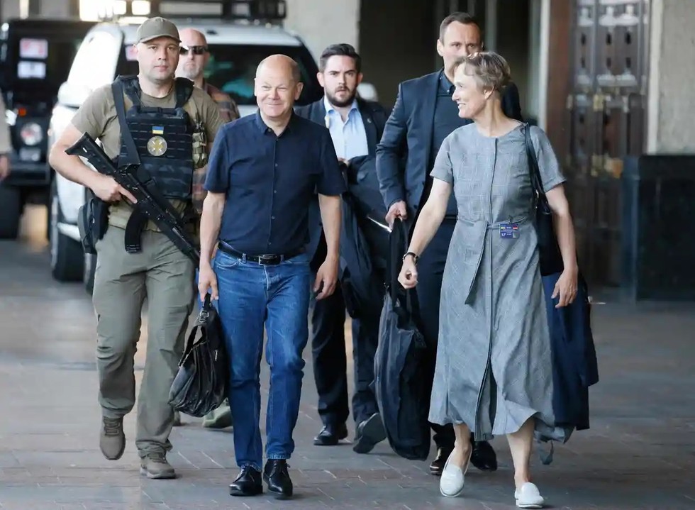 Phiên bản chính thức của 555Win Đức Olaf Scholz được hộ tống tại nh&agrave; ga Kiev, Ukraine. Ảnh: AFP
