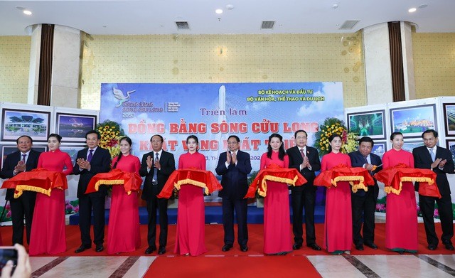 Phiên bản chính thức của 555Win Ch&iacute;nh phủ Phạm Minh Ch&iacute;nh, Ph&oacute; Chủ tịch Thường trực 555win tải app Trần Thanh Mẫn, Ph&oacute; Phiên bản chính thức của 555Win L&ecirc; Văn Th&agrave;nh tham gia cắt băng khai mạc Triển l&atilde;m ảnh nghệ thuật &amp;amp;amp;quot;Đồng bằng s&ocirc;ng Cửu Long - Kh&aacute;t vọng ph&aacute;t triển&amp;amp;amp;quot;. Ảnh: VGP.