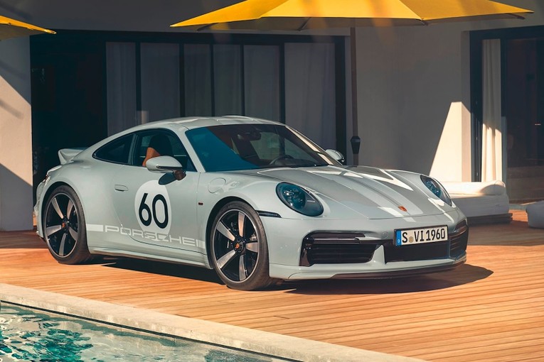 5. Porsche 911 Sport Classic (thời gian tăng tốc từ 0-96 km/h: 4,1 gi&acirc;y): Cung cấp sức mạnh cho mẫu xe n&agrave;y l&agrave; động cơ 6,7 l&iacute;t tăng &aacute;p k&eacute;p, c&ocirc;ng suất 402 m&atilde; lực, được kết hợp với hộp số s&agrave;n bảy cấp.