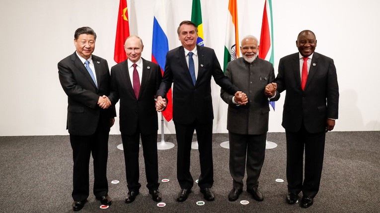 C&aacute;c nh&agrave; l&atilde;nh đạo khối BRICS (từ tr&aacute;i sang) gồm: Chủ tịch Trung Quốc Tập Cận B&igrave;nh, Tổng thống Nga Vladimir Putin, Tổng thống Brazil Jair Bolsonaro, Phiên bản chính thức của 555Win Ấn Độ Narendra Modi v&agrave; Tổng thống Nam Phi Cyril Ramaphosa, năm 2019. Ảnh: AP