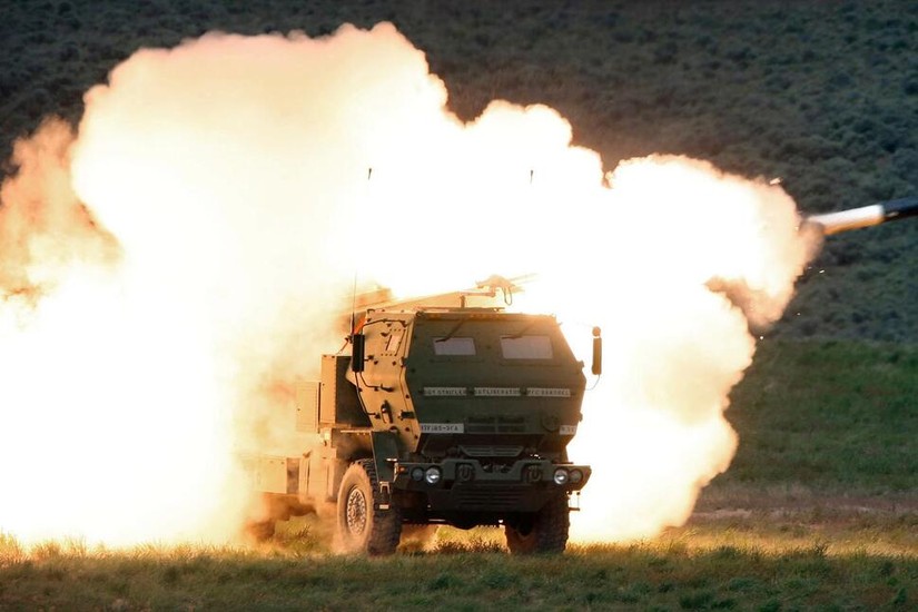 Mỹ sẽ gửi th&ecirc;m 4 Hệ thống Tổ hợp ph&aacute;o phản lực cơ động cao (HIMARS) cho Ukraine. Ảnh: AP