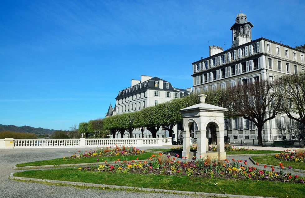 Đại lộ Boulevard Des Pyr&eacute;n&eacute;es tại th&agrave;nh phố Pau. Ảnh: Shutterstock