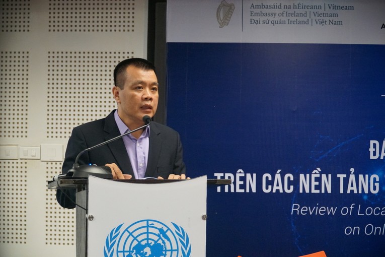 &Ocirc;ng Nguyễn L&acirc;m Thanh, Ph&oacute; Chủ tịch Hội truyền th&ocirc;ng số Việt Nam ph&aacute;t biểu tại tọa đ&agrave;m. Ảnh: UNDP Việt Nam.