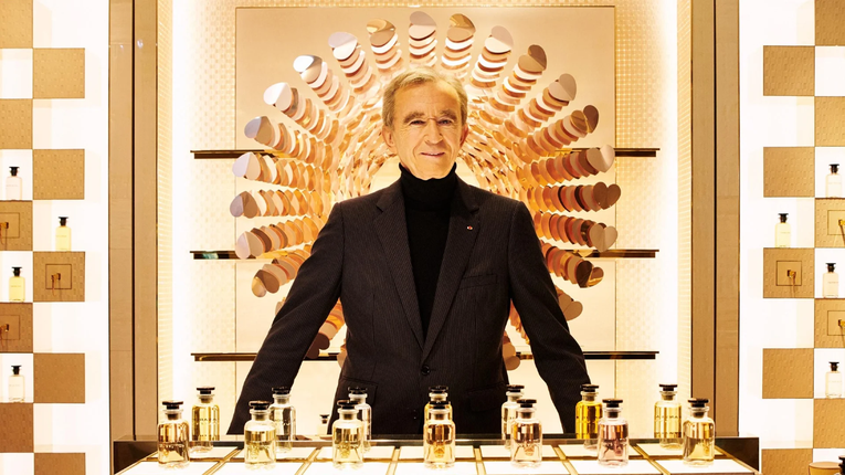 Đế chế LVMH của tỷ ph&uacute; Bernard Arnault sở hữu c&aacute;c thương hiệu xa xỉ h&agrave;ng đầu thế giới bao gồm Louis Vuitton, Fendi v&agrave; Hennessy.