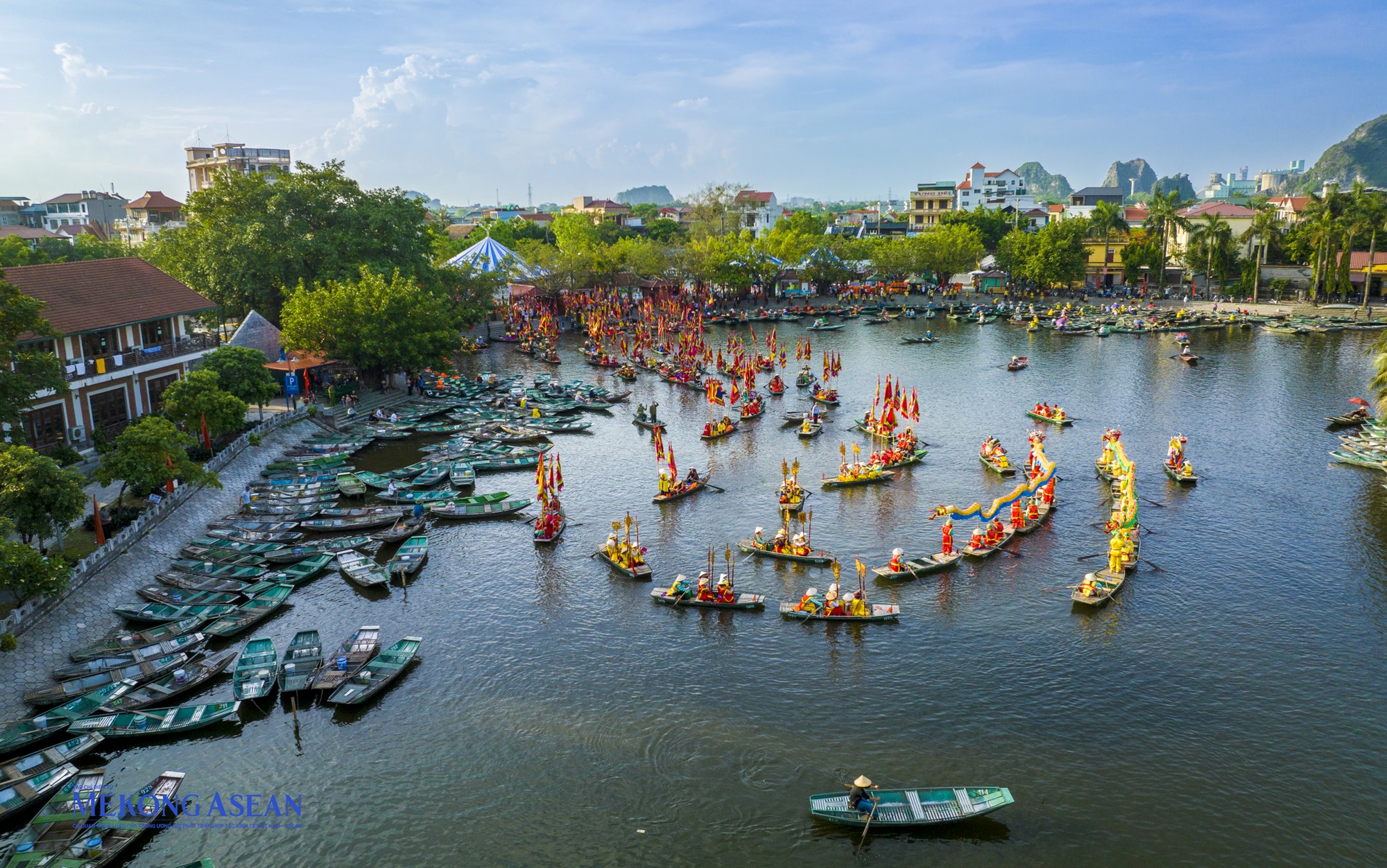 Khai mạc Tuần du lịch Ninh B&igrave;nh 2023 &amp;amp;amp;quot;Sắc v&agrave;ng Tam Cốc&amp;amp;amp;quot;, du kh&aacute;ch được h&ograve;a m&igrave;nh v&agrave;o kh&ocirc;ng kh&iacute; 555win là Công ty cờ bạc trực tuyến tốt nhất rước Rồng tr&ecirc;n s&ocirc;ng Ng&ocirc; Đồng, vừa ngắm cảnh đẹp Tam Cốc, thưởng thức c&aacute;c l&agrave;n điệu d&acirc;n ca nổi tiếng của Việt Nam.