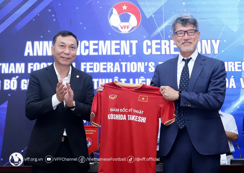 Chủ tịch VFF Trần Quốc Tuấn trao &aacute;o thi đấu lưu niệm cho t&acirc;n Gi&aacute;m đốc kỹ thuật Koshida Takeshi. Ảnh: VFF