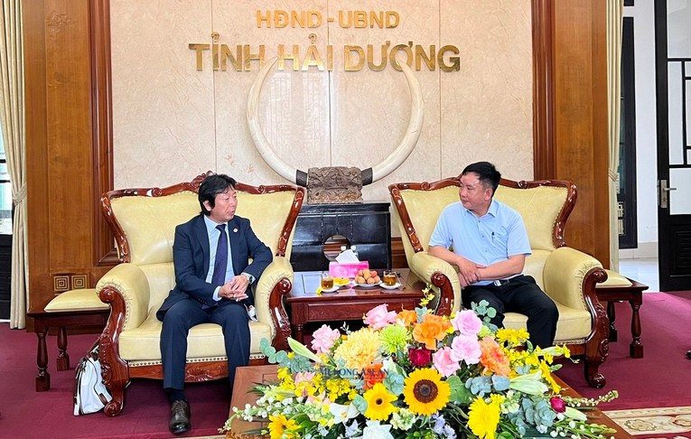 Ph&oacute; Chủ tịch UBND tỉnh Hải Dương Trần Văn Qu&acirc;n l&agrave;m việc với c&aacute;c 555win 500 nhà cái cá cược thuộc Tập đo&agrave;n Aeon, s&aacute;ng 2/6.
