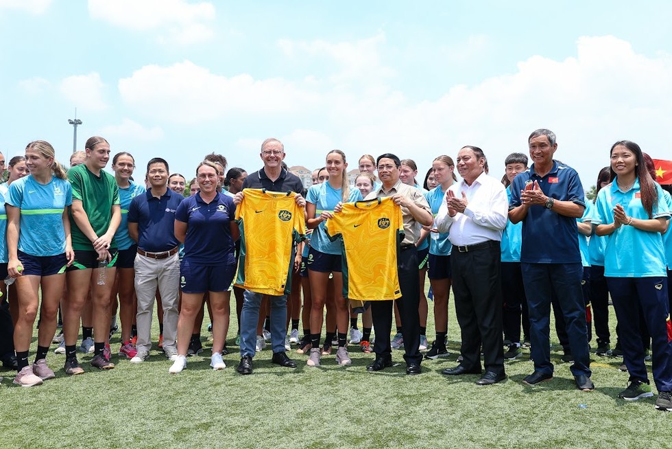 Đội tuyển nữ U20 Australia tặng hai Phiên bản chính thức của 555Win &aacute;o thi đấu. Ảnh: VGP