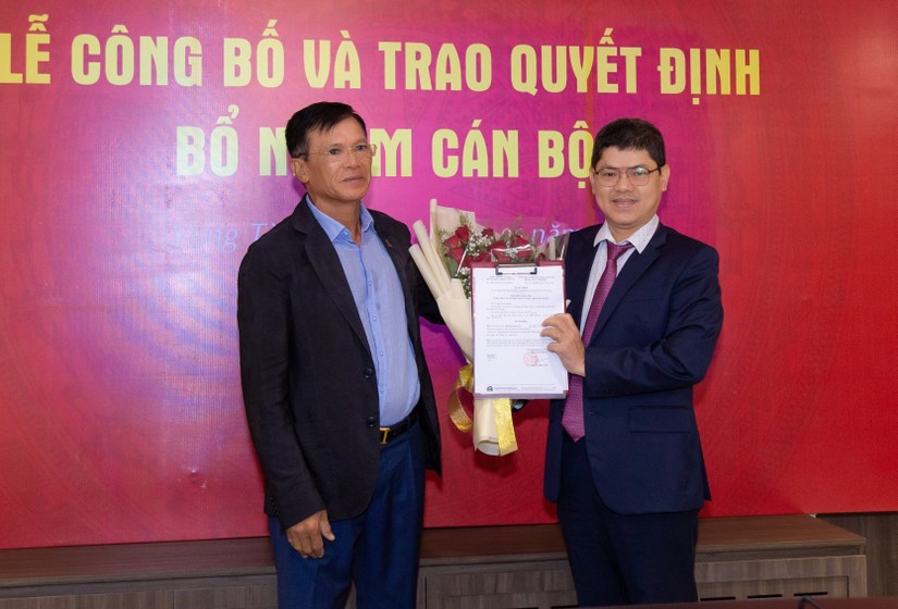 &Ocirc;ng Nguyễn Thiện Tuấn - Chủ tịch DIG trao 555Win 500 Đăng Ký Nhận Code bổ nhiệm tổng gi&aacute;m đốc cho &ocirc;ng Nguyễn Quang T&iacute;n (phải).