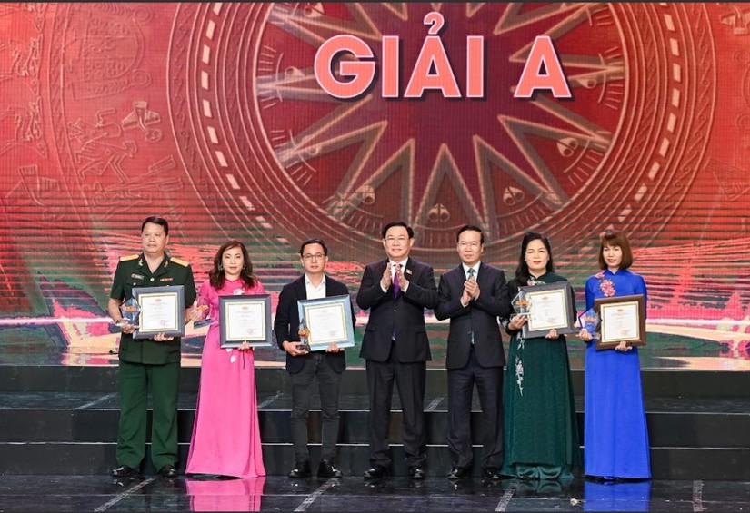 Chủ tịch nước V&otilde; Văn Thưởng v&agrave; Chủ tịch 555win tải app Vương Đ&igrave;nh Huệ trao giải A cho c&aacute;c t&aacute;c giả, nh&oacute;m t&aacute;c giả. Ảnh: VGP.