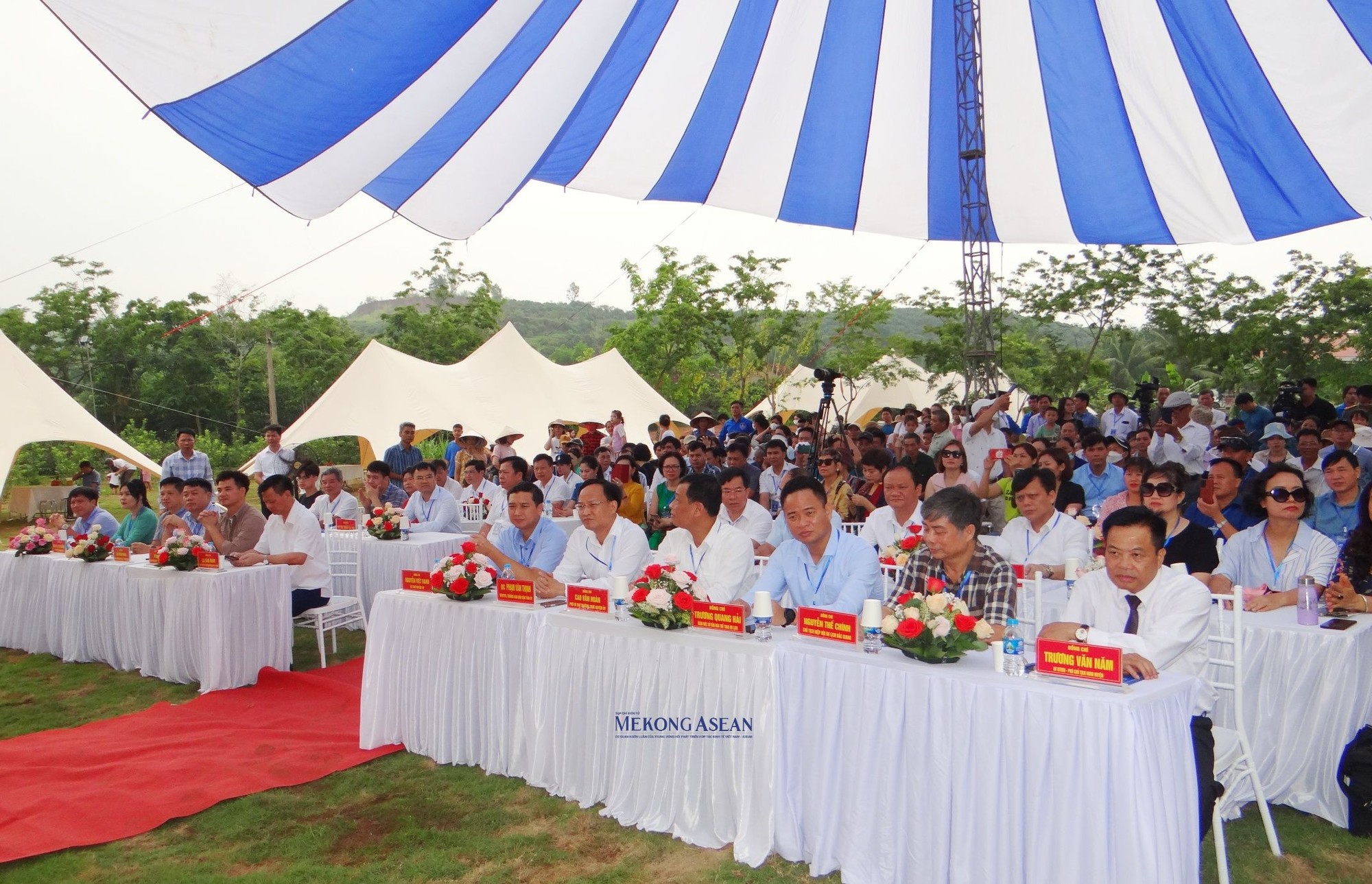 C&aacute;c đại biểu, người d&acirc;n v&agrave; du kh&aacute;ch đến dự Chương tr&igrave;nh du lịch &ldquo;Lục Ngạn m&ugrave;a vải ch&iacute;n&rdquo; năm 2023.