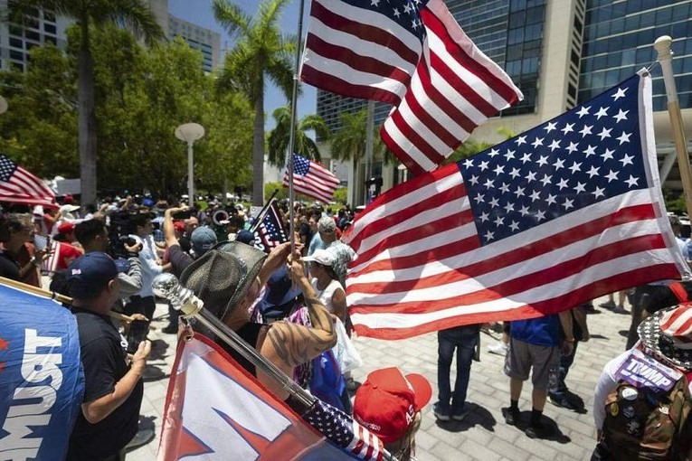 Người ủng hộ &ocirc;ng Trump b&ecirc;n ngo&agrave;i t&ograve;a &aacute;n Miami ng&agrave;y 13/6. Ảnh: NYT