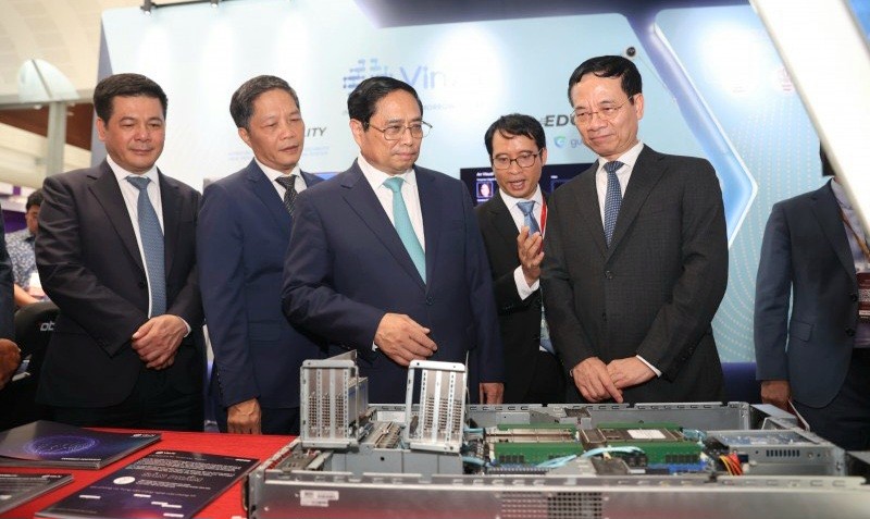 &Ocirc;ng B&ugrave;i Hải Hưng &ndash; Tổng Gi&aacute;m đốc của VinAI tiếp đ&oacute;n v&agrave; giới thiệu c&aacute;c giải ph&aacute;p AI tại triển l&atilde;m tới c&aacute;c vị l&atilde;nh đạo