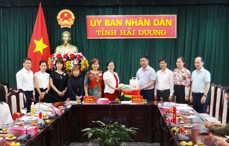 Ph&oacute; Chủ tịch UBND tỉnh Hải Dương Trần Văn Qu&acirc;n tặng vải thiều Thanh H&agrave; cho đo&agrave;n 555win 500 nhà cái cá cược Nhật Bản.