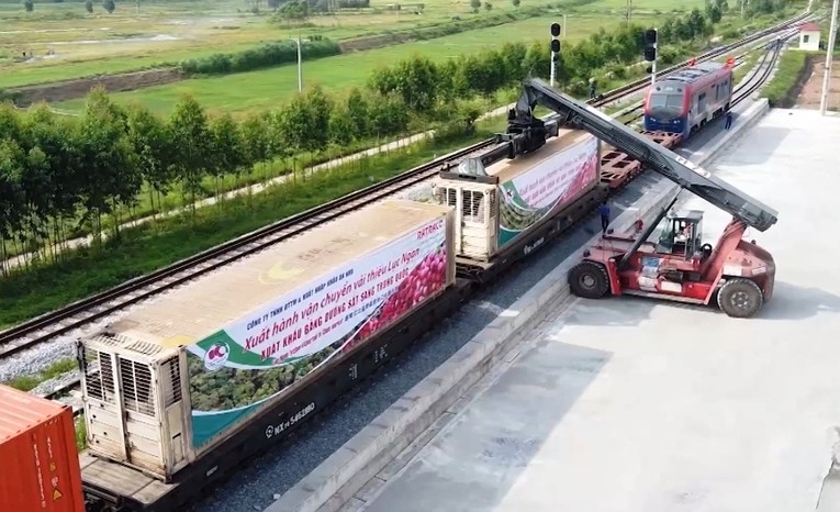 C&aacute;c container chở vải thiều Lục Ngạn xuất khẩu được xếp l&ecirc;n t&agrave;u li&ecirc;n vận quốc tế xuất ph&aacute;t tại ga K&eacute;p.
