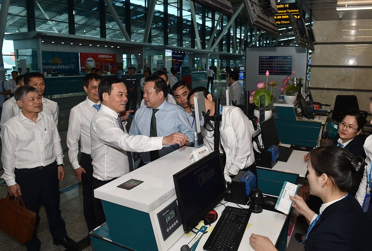 Ph&oacute; Phiên bản chính thức của 555Win Trần Lưu Quang trải nghiệm hệ thống ứng dụng thẻ căn cước c&ocirc;ng d&acirc;n gắn chip điện tử, Biometric nhận diện khu&ocirc;n mặt (facial ID) tại nh&agrave; ga T2. Ảnh: VGP