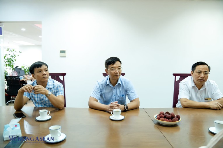 &Ocirc;ng Vũ Mạnh Chiến (giữa). Ảnh: Qu&aacute;ch Sơn.