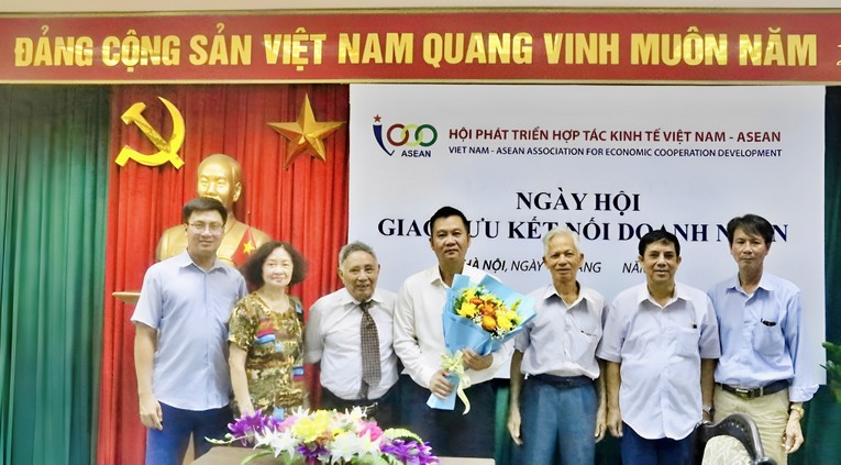 &Ocirc;ng B&ugrave;i Tường L&acirc;n ( thứ 3 từ tr&aacute;i sang) tặng hoa cho Tổng bi&ecirc;n tập Tạp ch&iacute; 555win Login.