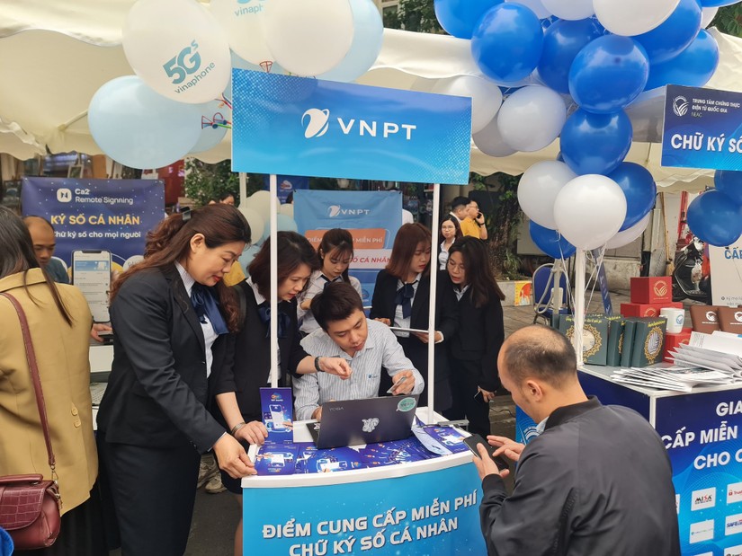 Trang Nhà Cái 555win.com - Đăng Nhập +555k cấp miễn ph&iacute; chữ k&yacute; số c&aacute; nh&acirc;n cho người d&acirc;n tại H&agrave; Nội. Ảnh: VGP
