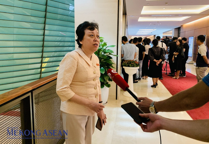 Đại biểu Phạm Kh&aacute;nh Phong Lan trao đổi với c&aacute;c ph&oacute;ng vi&ecirc;n. Ảnh: Đinh Nhung