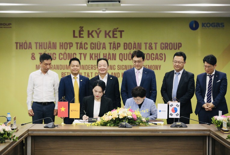 B&agrave; Nguyễn Thị Thanh B&igrave;nh, Ph&oacute; Tổng Gi&aacute;m đốc T&amp;amp;amp;amp;T Group (b&ecirc;n tr&aacute;i) v&agrave; b&agrave; Choi Yeon Hye (b&ecirc;n phải), Tổng Gi&aacute;m đốc KOGAS k&yacute; thoả thuận hợp t&aacute;c