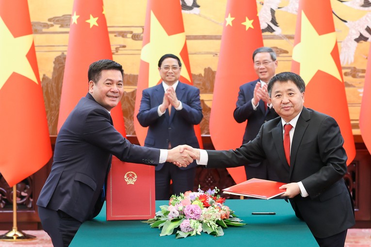 K&yacute; kết v&agrave; trao Bản ghi nhớ giữa Bộ C&ocirc;ng Thương Việt Nam v&agrave; Tổng cục Quản l&yacute; gi&aacute;m s&aacute;t thị trường Trung Quốc. Ảnh: VGP