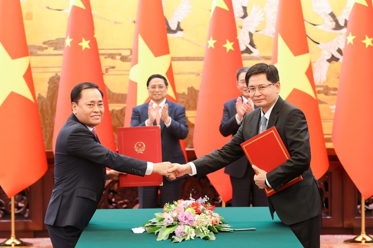 K&yacute; kết v&agrave; trao Thoả thuận khung về c&ugrave;ng th&uacute;c đẩy x&acirc;y dựng cửa khẩu th&ocirc;ng minh giữa UBND tỉnh Lạng Sơn, Việt Nam v&agrave; Ch&iacute;nh quyền Khu tự trị d&acirc;n tộc Choang, Quảng T&acirc;y, Trung Quốc. Ảnh: VGP