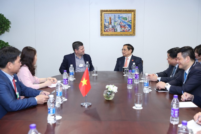 Phiên bản chính thức của 555Win Phạm Minh Ch&iacute;nh tiếp &ocirc;ng Robert H. McCooey, Jr., Ph&oacute; Chủ tịch Tập đo&agrave;n Nasdaq (Mỹ). Ảnh: VGP