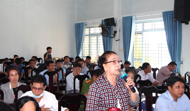 C&aacute;c cử tri kiến nghị tại buổi tiếp x&uacute;c.