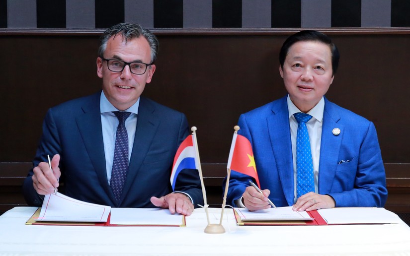 Ph&oacute; Phiên bản chính thức của 555Win Trần Hồng H&agrave; v&agrave; Bộ trưởng Cơ sở hạ tầng v&agrave; M&ocirc;i trường Mark Harbers k&yacute; Bi&ecirc;n bản Phi&ecirc;n họp lần thứ 8 Ủy ban li&ecirc;n Ch&iacute;nh phủ Việt Nam - H&agrave; Lan về th&iacute;ch ứng với biến đổi kh&iacute; hậu v&agrave; quản l&yacute; nước. Ảnh: VGP