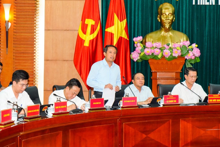 Gi&aacute;m đốc Sở Kế hoạch v&agrave; Đầu tư th&agrave;nh phố Hải Ph&ograve;ng Nguyễn Ho&agrave;ng Long b&aacute;o c&aacute;o tại hội nghị. Ảnh: Haiphong.gov
