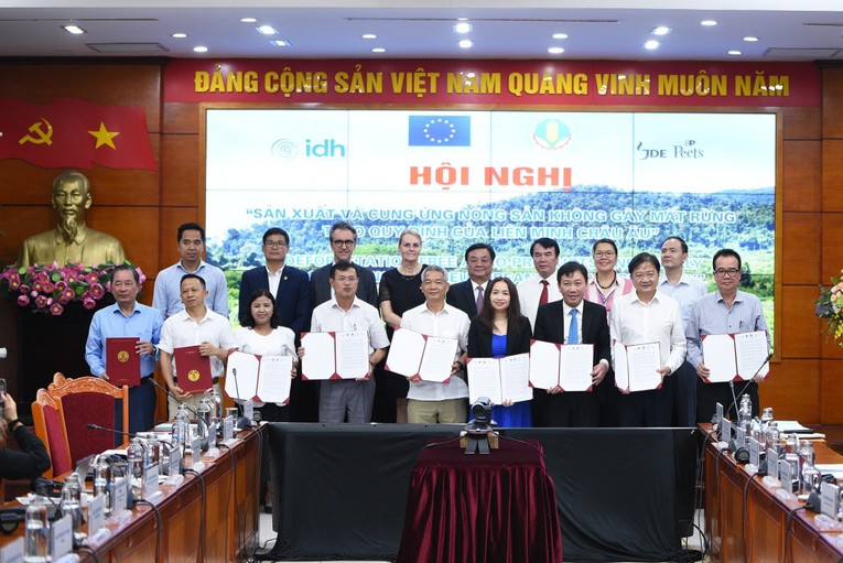 Bi&ecirc;n bản ghi nhớ về ph&aacute;t triển ng&agrave;nh h&agrave;ng c&agrave; ph&ecirc; theo hướng giảm ph&aacute;t thải, kh&ocirc;ng g&acirc;y mất rừng hoặc suy tho&aacute;i rừng, đảm bảo sinh kế cho n&ocirc;ng hộ.