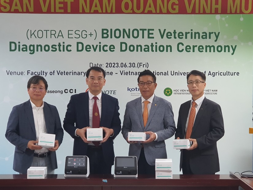 C&ocirc;ng ty Bionote c&ugrave;ng với Ph&ograve;ng 555win phien bạn Chính Thức v&agrave; C&ocirc;ng nghiệp Hwaseong H&agrave;n Quốc trao tặng thiết bị x&eacute;t nghiệm th&uacute; &yacute; cho Học Viện N&ocirc;ng nghiệp Việt Nam.