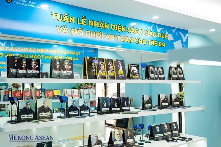 Ph&ograve;ng trưng b&agrave;y h&agrave;ng giả, h&agrave;ng nh&aacute;i của Tổng cục Quản l&yacute; thị trường tại 62 Tr&agrave;ng Tiền, H&agrave; Nội. Ảnh: Qu&aacute;ch Sơn.
