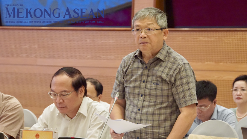 Thiếu tướng Ho&agrave;ng Anh Tuy&ecirc;n th&ocirc;ng tin tại họp b&aacute;o.