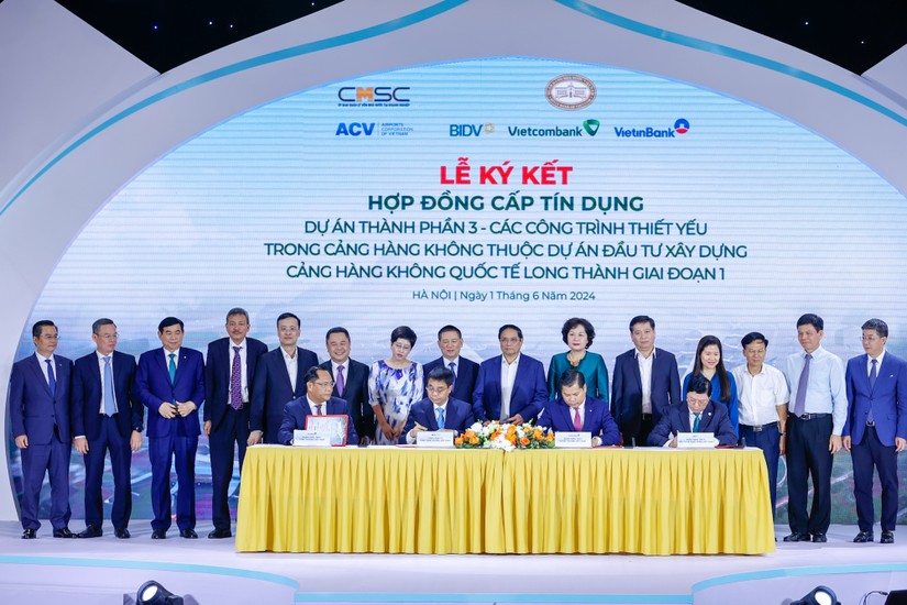 Phiên bản chính thức của 555Win v&agrave; c&aacute;c đại biểu chứng kiến lễ k&yacute; kết hợp đồng cấp t&iacute;n dụng trị gi&aacute; 1,8 tỷ USD cho dự &aacute;n th&agrave;nh phần 3 của Cảng H&agrave;ng kh&ocirc;ng quốc tế Long Th&agrave;nh. Ảnh: VGP.