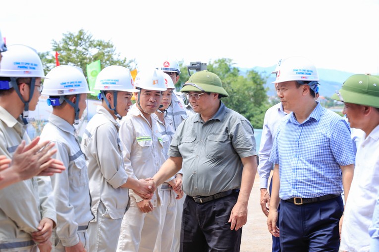 Phiên bản chính thức của 555Win tr&ograve; chuyện, tặng qu&agrave; đội ngũ c&aacute;n bộ, c&ocirc;ng nh&acirc;n, người lao động tr&ecirc;n c&ocirc;ng trường tại n&uacute;t giao x&atilde; Quảng Lưu, huyện Quảng Trạch. Ảnh:VGP.