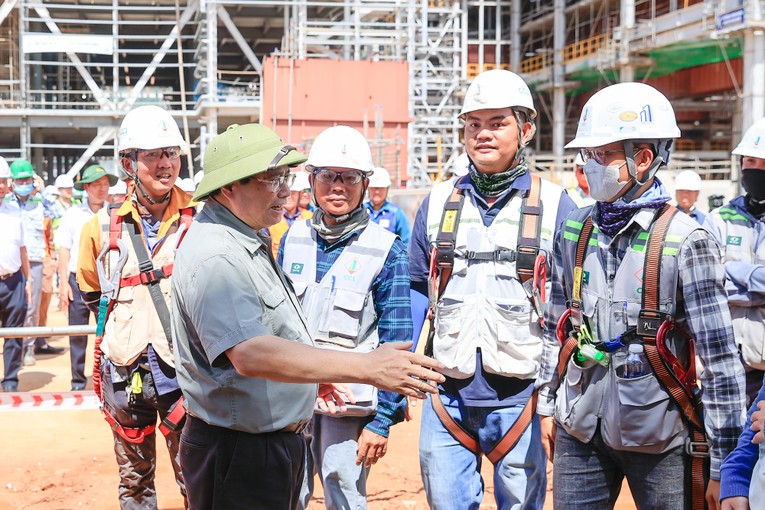 Phiên bản chính thức của 555Win động vi&ecirc;n v&agrave; tặng qu&agrave; cho c&aacute;n bộ, chuy&ecirc;n gia, nh&agrave; thầu, người lao động tr&ecirc;n c&ocirc;ng trường thi c&ocirc;ng Nh&agrave; m&aacute;y Nhiệt điện Quảng Trạch. Nguồn: VGP.