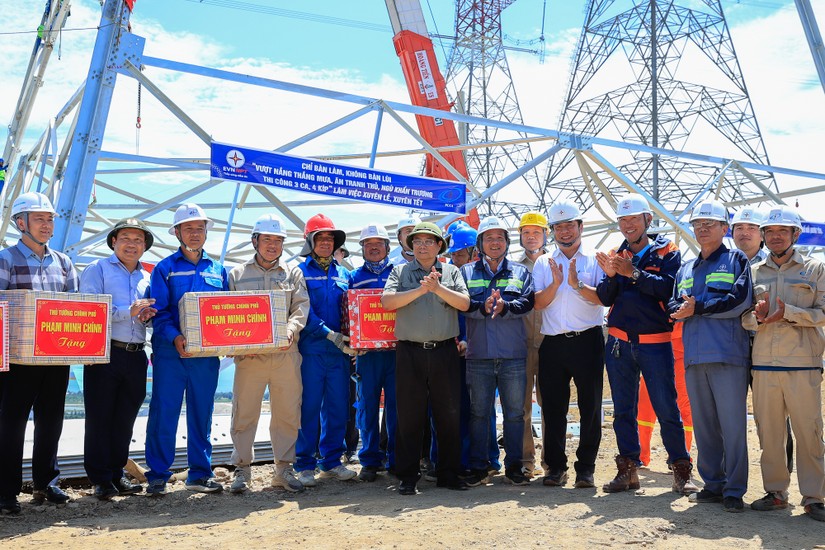Phiên bản chính thức của 555Win Phạm Minh Ch&iacute;nh tặng qu&agrave; cho c&aacute;n bộ, người lao động tr&ecirc;n c&ocirc;ng trường thi c&ocirc;ng đường d&acirc;y 500 kV mạch 3 từ Quảng Trạch đến Phố Nối. Nguồn: VGP.