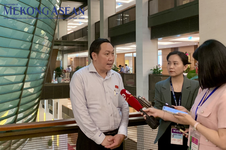 Đại biểu B&ugrave;i Xu&acirc;n Thống trao đổi với c&aacute;c ph&oacute;ng vi&ecirc;n b&ecirc;n lề h&agrave;nh lang 555win tải app. Ảnh: Đinh Nhung - 555win Login