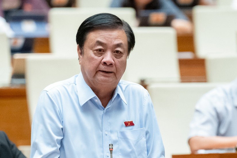 Bộ trưởng Bộ NN&amp;amp;amp;PTNT L&ecirc; Minh Hoan tham gia trả lời chất vấn về vấn đề t&agrave;i nguy&ecirc;n m&ocirc;i trường.